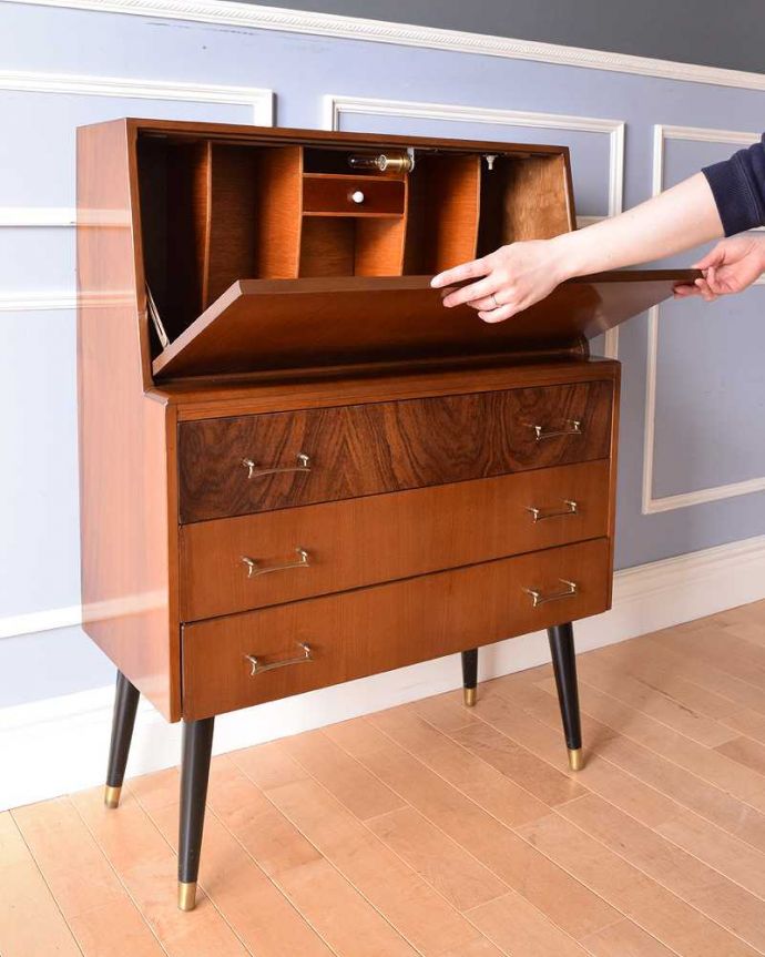 ビューロー　アンティーク家具　ブラックの脚がカッコイイ、イギリスで見つけたヴィンテージビューロー。隠れた仕掛けがあります引っ張り出すだけでデスクになっちゃう優れもの。(k-2076-f)