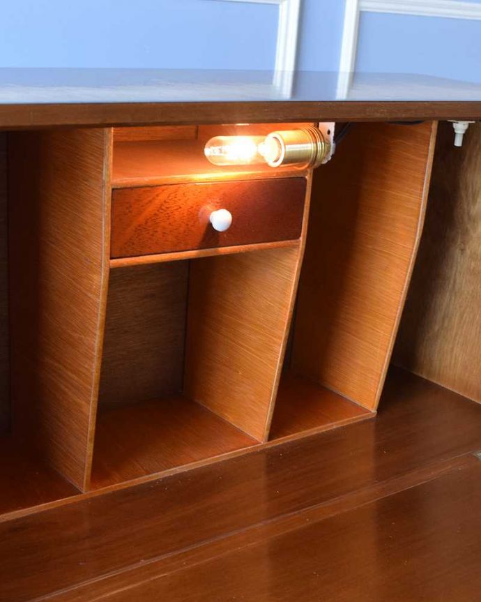 ビューロー　アンティーク家具　ブラックの脚がカッコイイ、イギリスで見つけたヴィンテージビューロー。安心してお使いくださいビューローの中についている電球は点灯します。(k-2076-f)