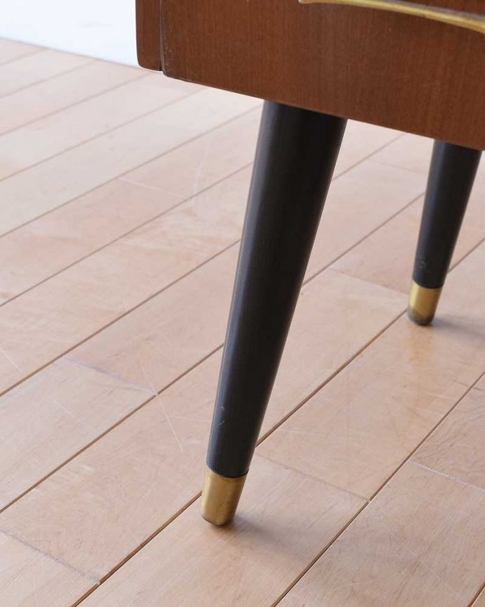 ビューロー　アンティーク家具　ブラックの脚がカッコイイ、イギリスで見つけたヴィンテージビューロー。スッキリとした脚の裏には…運びやすいようHandleのヴィンテージ家具の脚の裏にはフェルトキーパーをお付けしています。(k-2076-f)