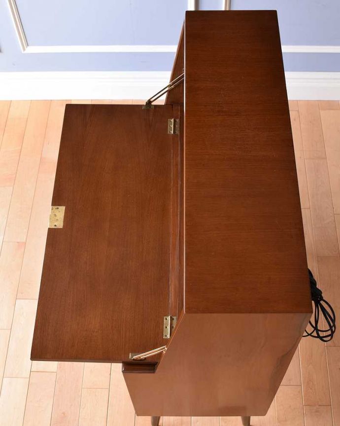 ビューロー　アンティーク家具　ブラックの脚がカッコイイ、イギリスで見つけたヴィンテージビューロー。天板の塗装もキレイに仕上げましたヴィンテージの家具は年代が若いので修復方法も様々。(k-2076-f)