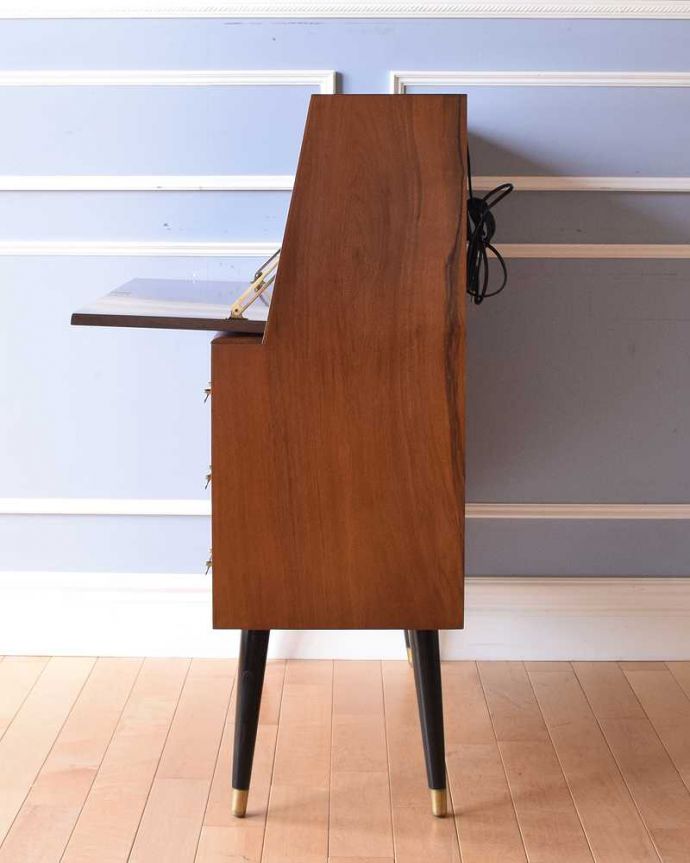 ビューロー　アンティーク家具　ブラックの脚がカッコイイ、イギリスで見つけたヴィンテージビューロー。横から見てもスッキリデザインスッキリとカッコいいヴィンテージ家具は、横から見た姿もスッキリ！風合いだけ残してキレイに修復しました。(k-2076-f)