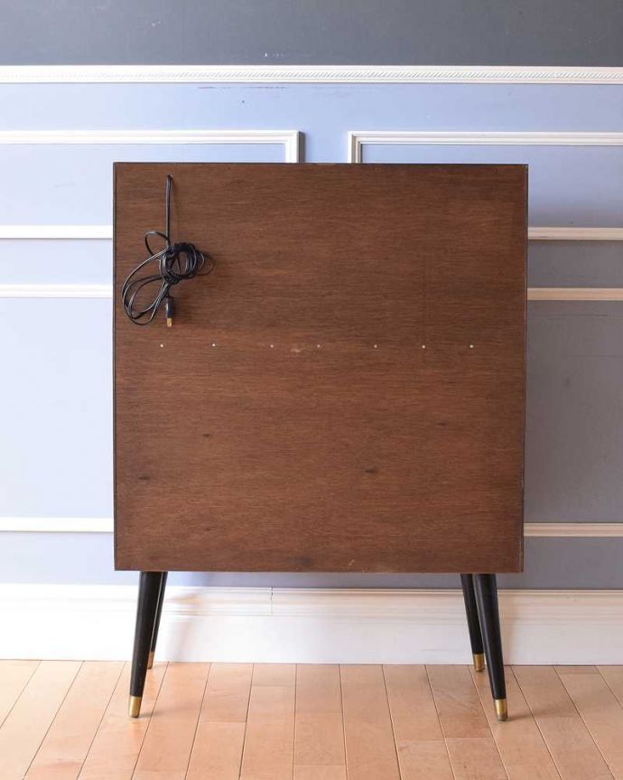 ビューロー　アンティーク家具　ブラックの脚がカッコイイ、イギリスで見つけたヴィンテージビューロー。もちろん後ろ姿もキレイですビンテージは新品ではないので、もちろん経年変化によるキズはありますが、アンティーク専門の職人がしっかり修復したので後ろ姿もキレイです。(k-2076-f)