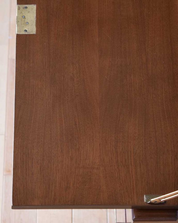 ビューロー　アンティーク家具　ブラックの脚がカッコイイ、イギリスで見つけたヴィンテージビューロー。デスクの天板を見てみると･･･気になる天板部分もキレイにお直ししました。(k-2076-f)