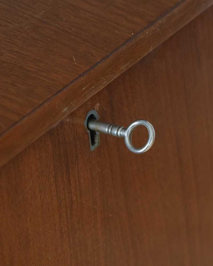 ビューロー　アンティーク家具　ブラックの脚がカッコイイ、イギリスで見つけたヴィンテージビューロー。ビューロー部分もカギで開け閉めデスクになる扉もカギで開け閉め出来るから、クルっと回す度になんだかワクワクしちゃうんです。(k-2076-f)