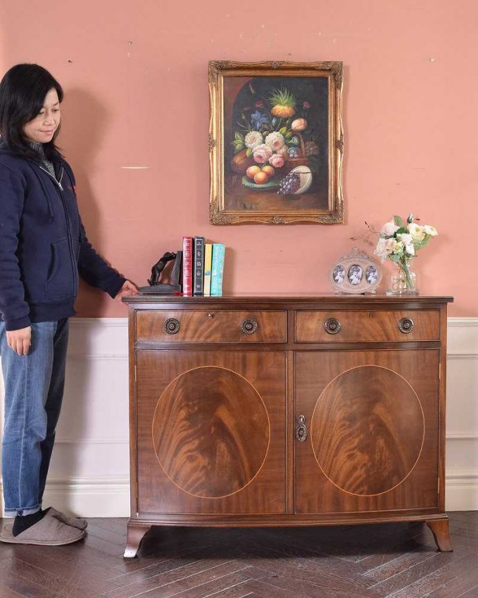 アンティークのキャビネット アンティーク家具 マホガニー材の美しい木目にうっとり・・・英国アンティークのサイドボード。英国らしい気品が漂うキャビネットアンティークだから手に入れることが出来る素材の良さを際立つキャビネット。(k-2077-f)