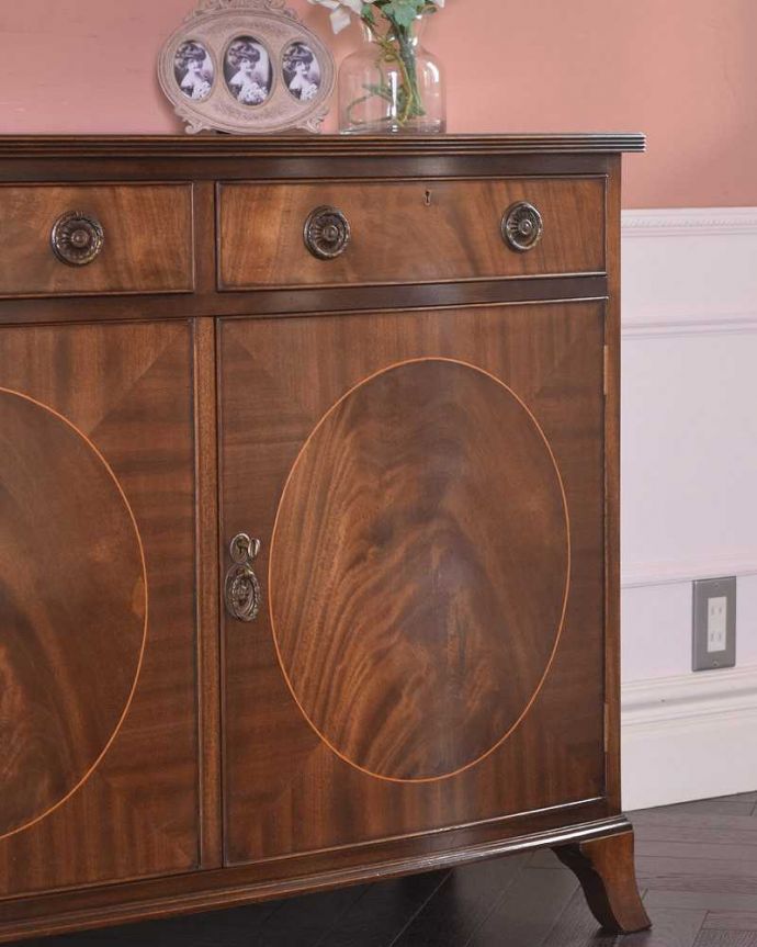 アンティークのキャビネット アンティーク家具 マホガニー材の美しい木目にうっとり・・・英国アンティークのサイドボード。アンティーク家具だから手に入る美しい木目現代では手に入れることが出来ない質のいい素材が使われているのもアンティーク家具の特長。(k-2077-f)