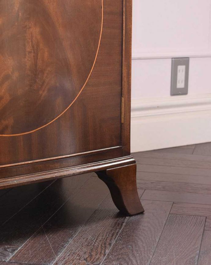 アンティークのキャビネット アンティーク家具 マホガニー材の美しい木目にうっとり・・・英国アンティークのサイドボード。女性1人でもラクに運べちゃうヒミツHandleのアンティークは、脚の裏にフェルトキーパーをお付けしているので、床を滑らせれば女性でも移動がカンタンです。(k-2077-f)