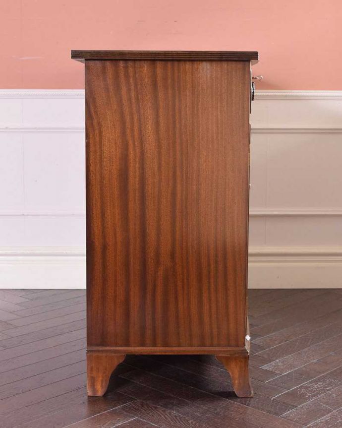 アンティークのキャビネット アンティーク家具 マホガニー材の美しい木目にうっとり・・・英国アンティークのサイドボード。横から見てもステキなんです。(k-2077-f)