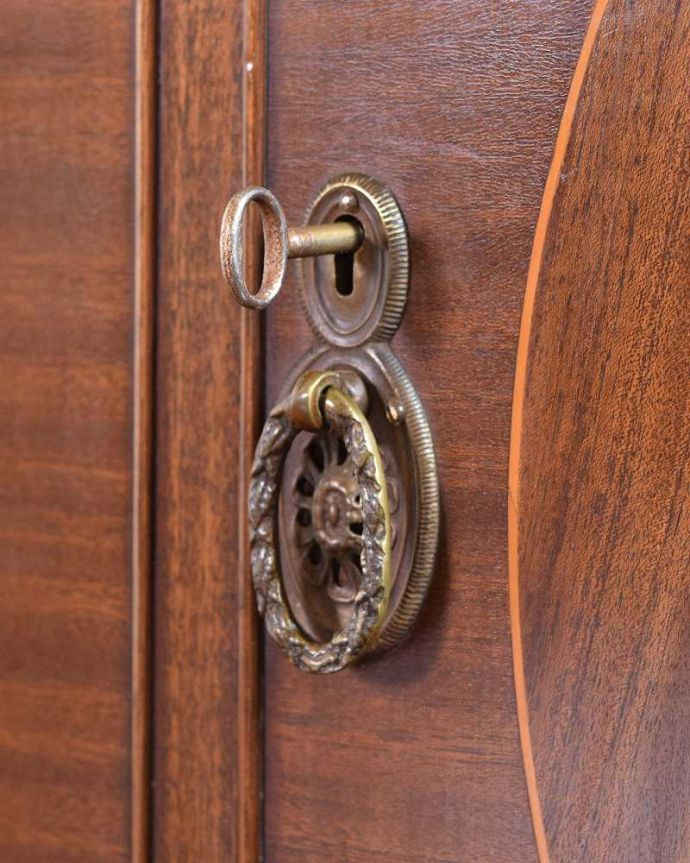 アンティークのキャビネット アンティーク家具 マホガニー材の美しい木目にうっとり・・・英国アンティークのサイドボード。アクセサリーの様な取っ手。(k-2077-f)