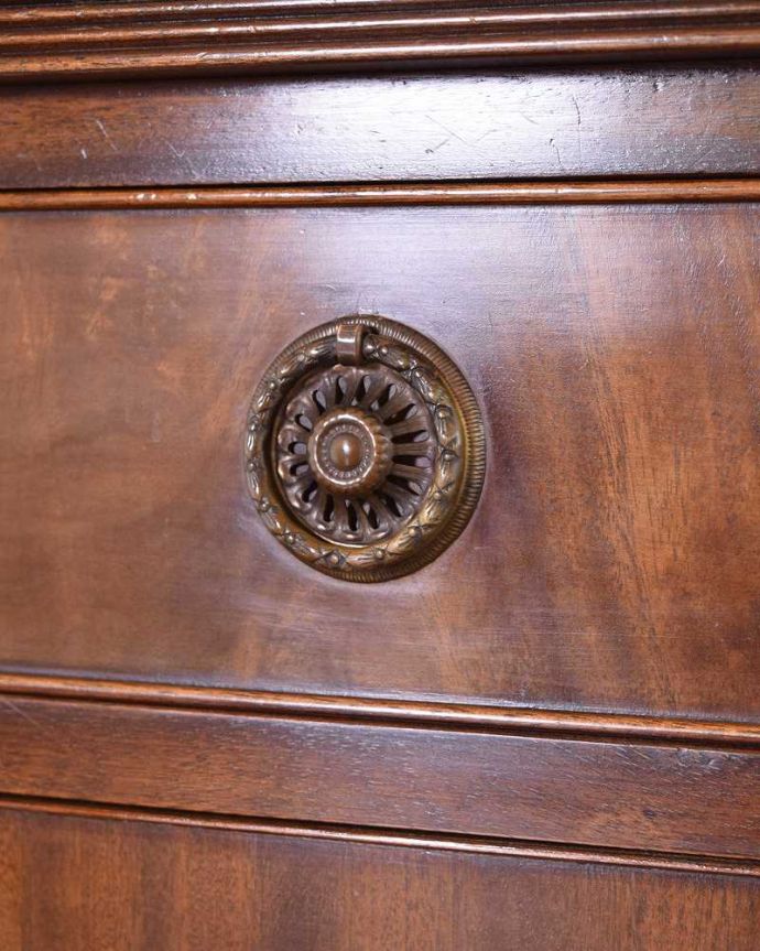 アンティークのキャビネット アンティーク家具 マホガニー材の美しい木目にうっとり・・・英国アンティークのサイドボード。開ける度になんだかワクワク取っ手のデザインにもこだわりが。(k-2077-f)