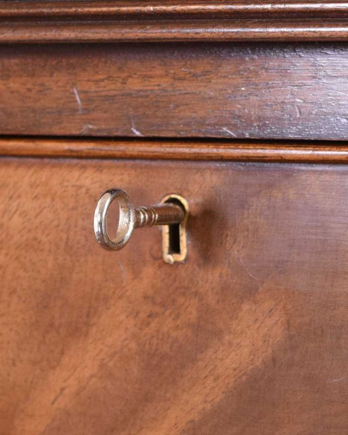 アンティークのキャビネット アンティーク家具 マホガニー材の美しい木目にうっとり・・・英国アンティークのサイドボード。引き出しにも鍵があります鍵は引き出し用と扉用で2本一緒にお届けします。(k-2077-f)