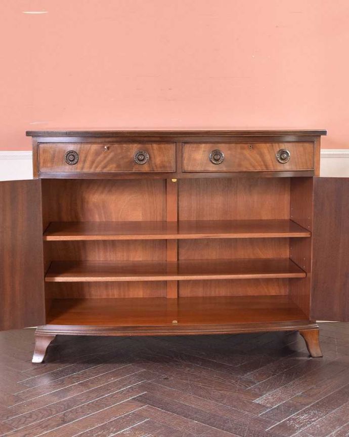 アンティークのキャビネット アンティーク家具 マホガニー材の美しい木目にうっとり・・・英国アンティークのサイドボード。扉の中を見てみると…もともとカップボードとして使われていた家具の扉の中はたっぷり収納できます。(k-2077-f)