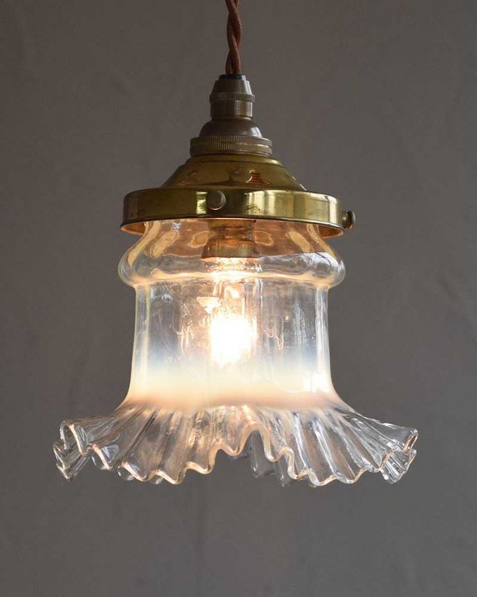 ペンダントライト　照明・ライティング　オパールセントのアンティークガラスシェード（コード・シャンデリア電球・ギャラリーD付き）。お部屋のアクセサリーに使って欲しいアンティーク照明器具の中で気軽に使いやすいペンダントライト。(k-2078-z)