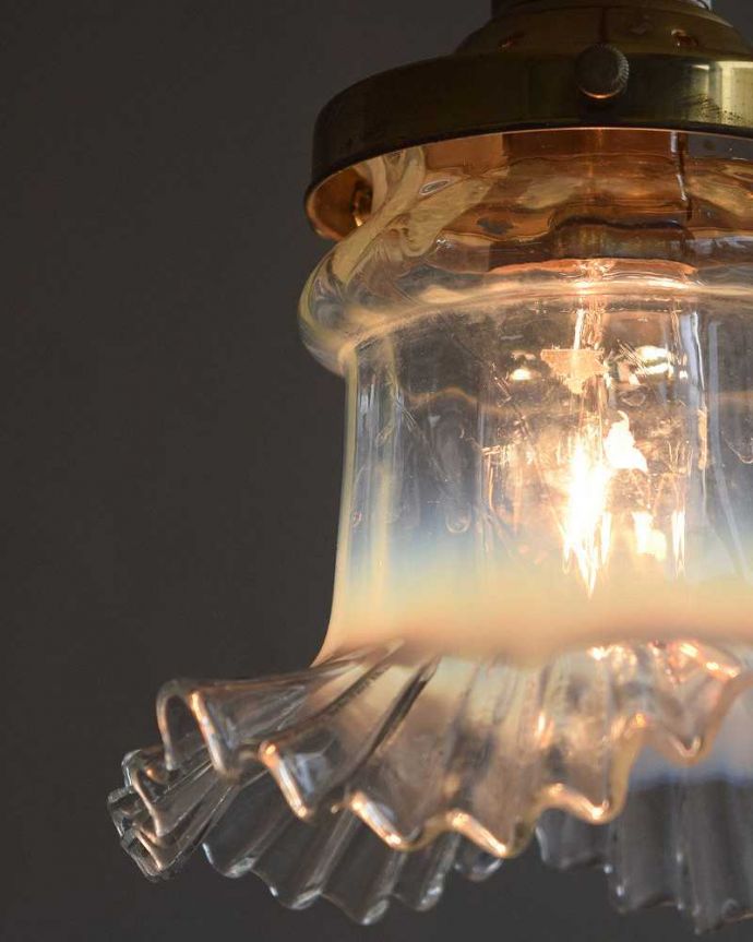 ペンダントライト　照明・ライティング　オパールセントのアンティークガラスシェード（コード・シャンデリア電球・ギャラリーD付き）。使えるものだけ選んできましたアンティークなのでキズや汚れ、カケなどは必ずありますが、使えると判断したものだけを吟味して選んできました。(k-2078-z)