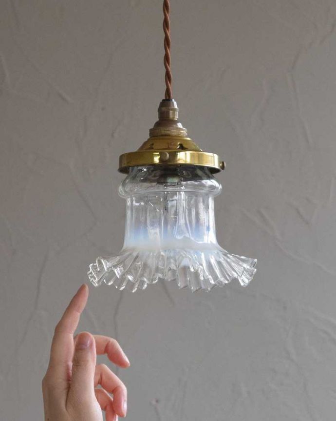 ペンダントライト　照明・ライティング　オパールセントのアンティークガラスシェード（コード・シャンデリア電球・ギャラリーD付き）。一点ものの魅力小さなペンダントライトは、取り付けやすく灯りが付いていない時も目立つ存在で、まさにお部屋の中のアクセサリーです。(k-2078-z)