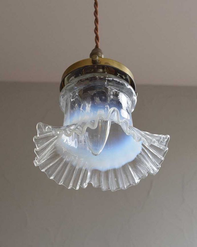 ペンダントライト　照明・ライティング　オパールセントのアンティークガラスシェード（コード・シャンデリア電球・ギャラリーD付き）。下から見上げると･･･実際に取り付けてカウンターやダイニングの下からのぞくとこんな感じです。(k-2078-z)