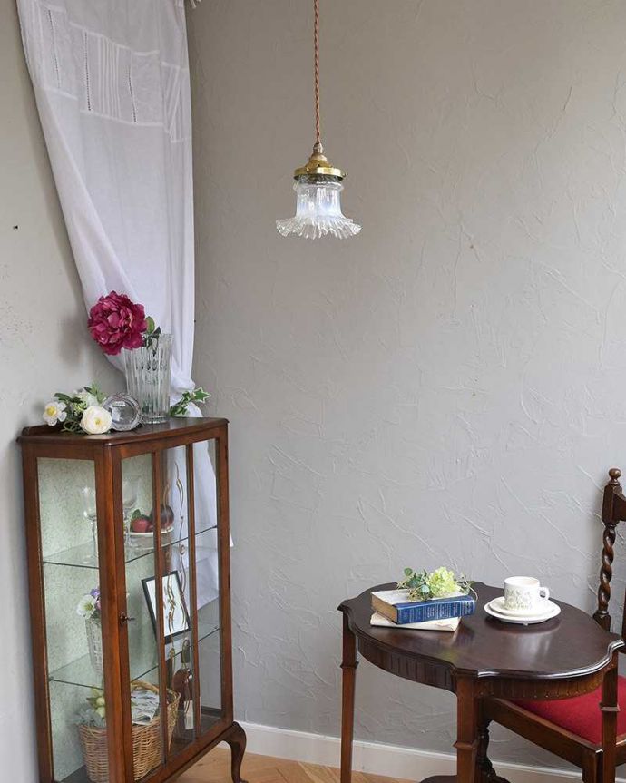 ペンダントライト　照明・ライティング　オパールセントのアンティークガラスシェード（コード・シャンデリア電球・ギャラリーD付き）。あたたかい光がお部屋を包み込みます。(k-2078-z)