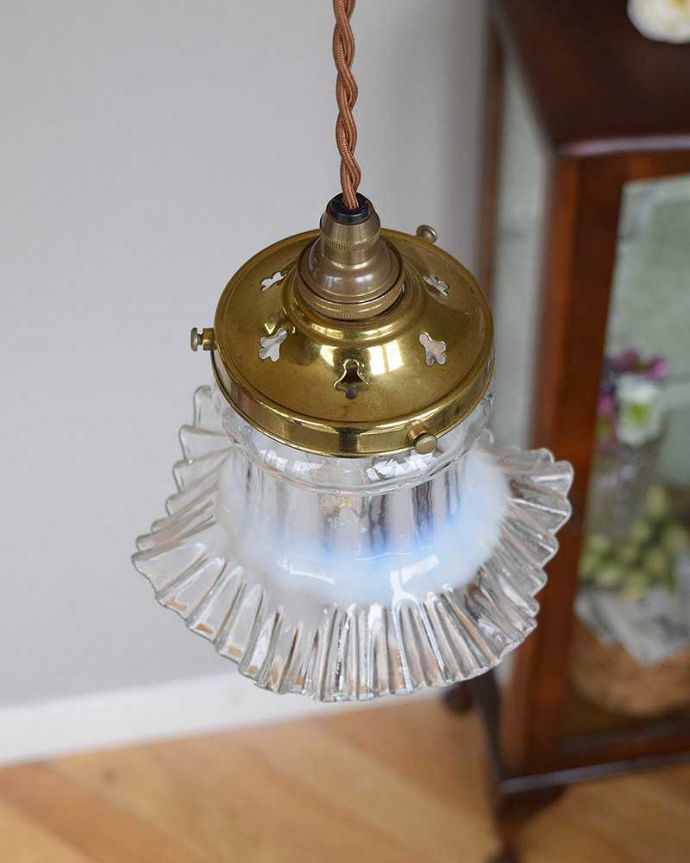 ペンダントライト　照明・ライティング　オパールセントのアンティークガラスシェード（コード・シャンデリア電球・ギャラリーD付き）。【 シェードのサイズ 】直径15×高さ12ｃmコードは50、80cm以外にも、ご希望の長さで加工してお届けします。(k-2078-z)