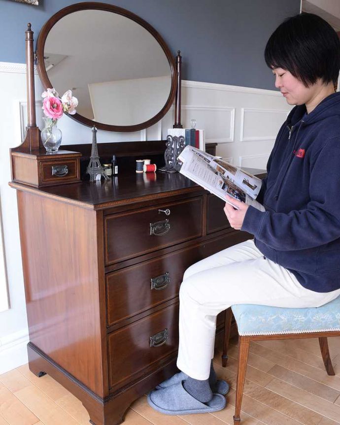 便利に使えるアンティークのドレッサー