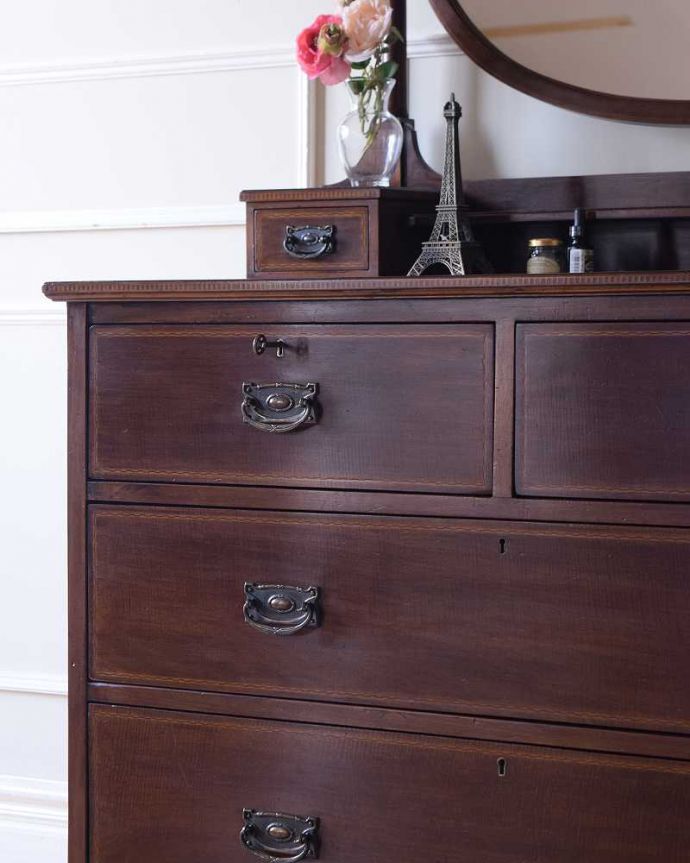 ドレッサーの美しい杢目