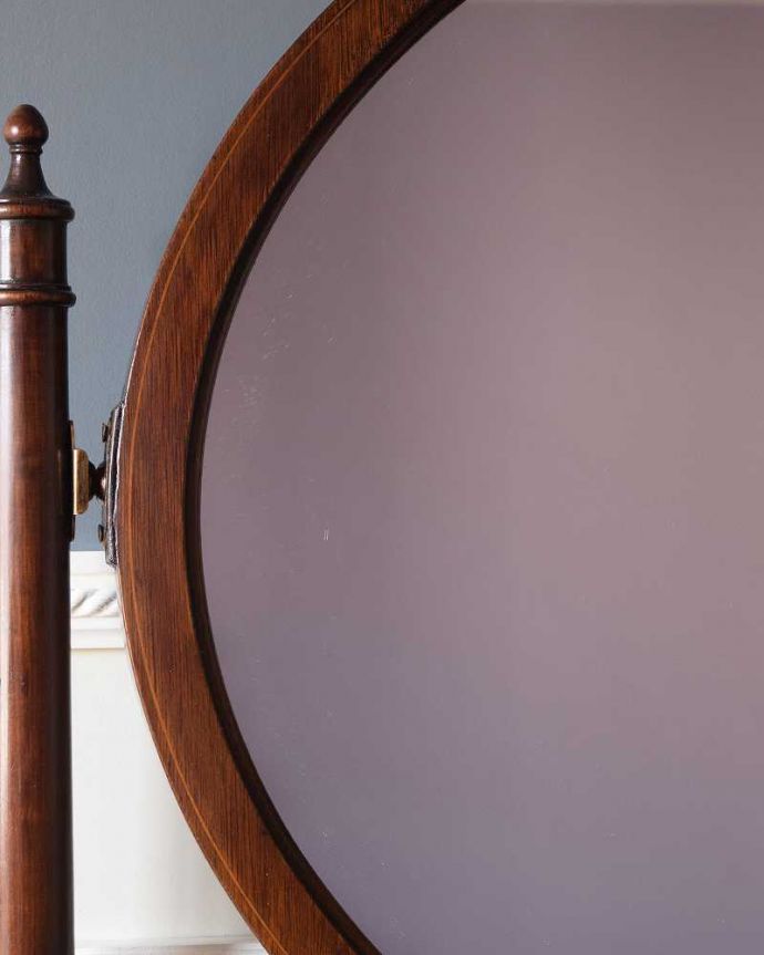 アンティークのドレッサー アンティーク家具 英国輸入のアンティーク家具、オーバルミラーが付いた美しい英国のドレッシングチェスト。ご希望の方には新しいミラーでお届けしますコンディションのいいアンティークのミラーですが、ご希望の方には新しいミラーに交換してお届けします(別途見積もり)ご注文の際お気軽にご連絡下さい。(k-2079-f)