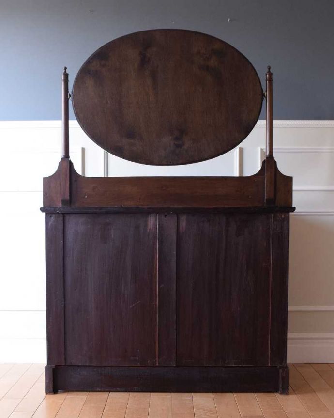 ドレッサーの後ろ姿