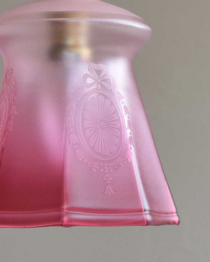 ペンダントライト　照明・ライティング　お花×リボンのデザインが美しいアンティーク　シェード（コード・シャンデリア電球・ギャラリーなし）。。(k-2079-z)