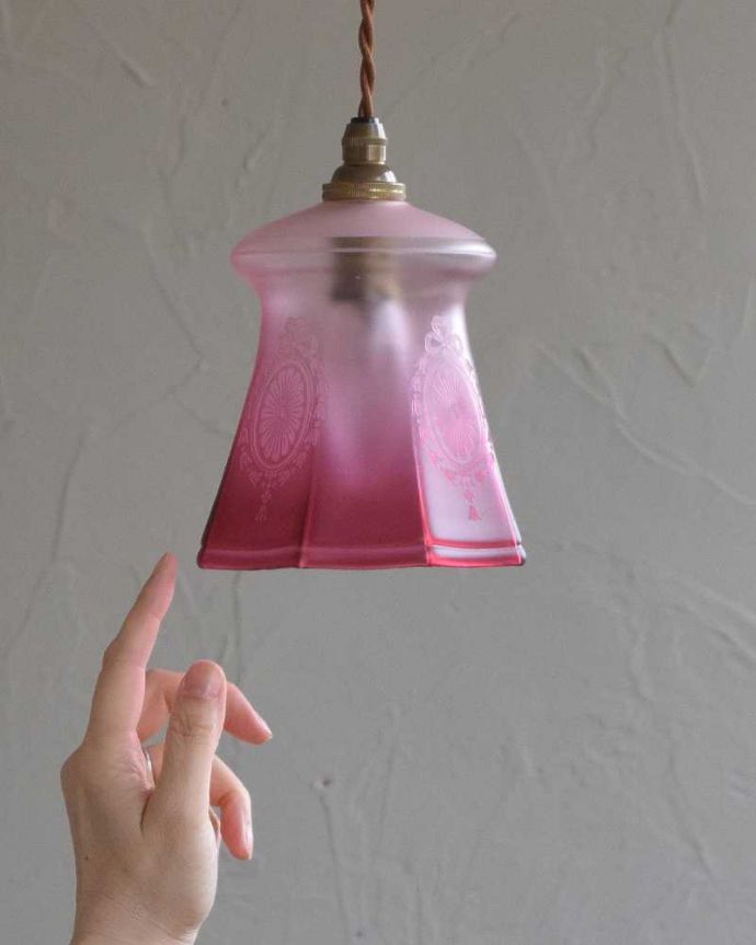 ペンダントライト　照明・ライティング　お花×リボンのデザインが美しいアンティーク　シェード（コード・シャンデリア電球・ギャラリーなし）。。(k-2079-z)