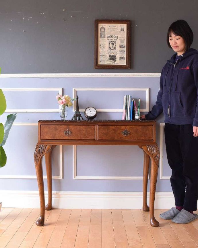 アンティークのデスク・書斎机　アンティーク家具　英国のアンティーク家具、優雅な引き出し付コンソールテーブル。優雅な雰囲気に包まれるエレガントなデスク気品が漂う大人のためのアンティークデスクは、置いてあるだけで優雅な雰囲気です。(k-2080-f)