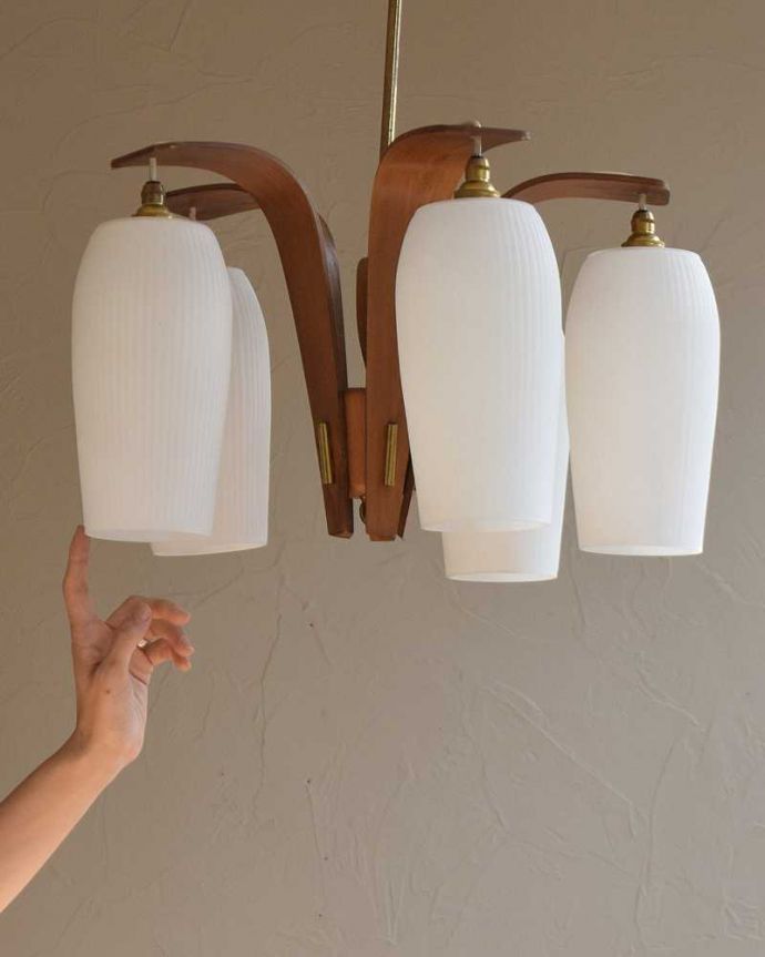 シャンデリア　照明・ライティング　木製×ガラスシェード付きのアンティークシャンデリア(5灯)(E17シャンデリア電球付)（Ｅ17シャンデリア球付）。どっしりとした重厚感が魅力的な木製シャンデリアシャンデリアと言うとキラキラしたイメージですが、木製のシャンデリアはシンプルなものが多いので、気を使わずいろんな場所で使えるんです。(k-2080-z)