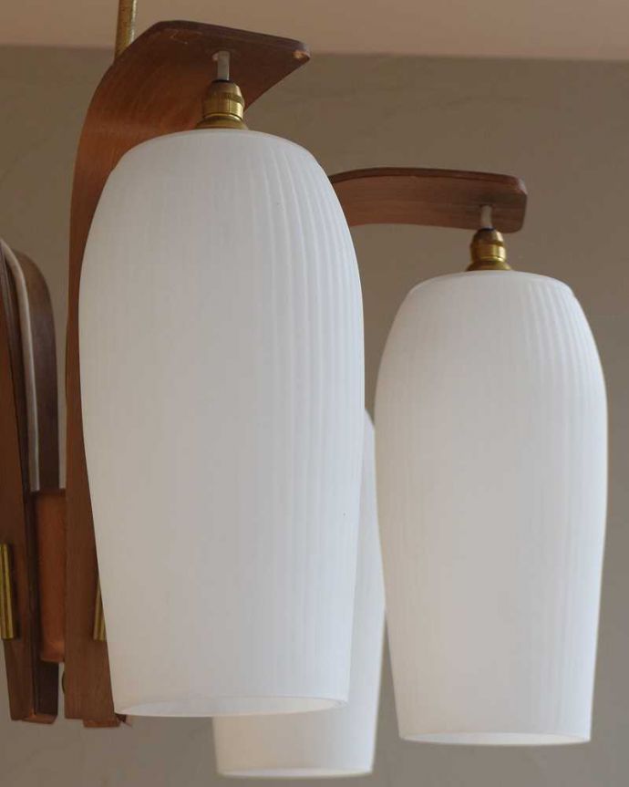 シャンデリア　照明・ライティング　木製×ガラスシェード付きのアンティークシャンデリア(5灯)(E17シャンデリア電球付)（Ｅ17シャンデリア球付）。しっかり選んできましたアンティークなので、写真に映らない欠けやキズがありますが、キレイなものを選んできました。(k-2080-z)