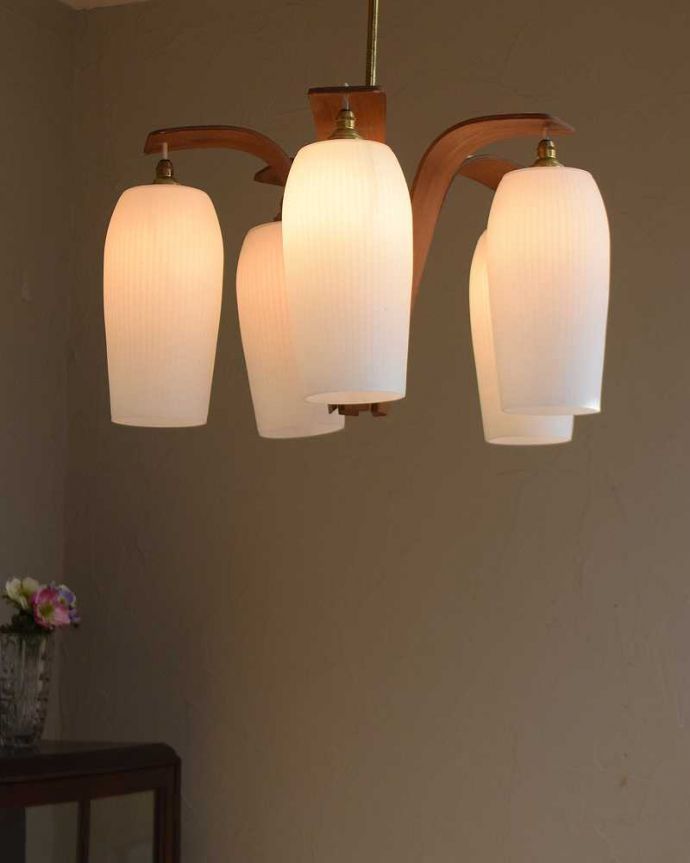 シャンデリア　照明・ライティング　木製×ガラスシェード付きのアンティークシャンデリア(5灯)(E17シャンデリア電球付)（Ｅ17シャンデリア球付）。夜が来るのが楽しみになる灯りシャンデリアがあるだけでなんだか暗くなる時間が楽しみになっちゃうんです。(k-2080-z)