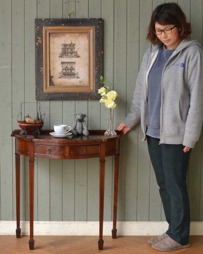 アンティークのテーブル アンティーク家具 空間を彩るハーフムーンのアンティーク家具、引き出し付きのコンソールテーブル。壁にピタッと付けるだけで出来るおしゃれコーナーハーフムーン型のコンソールテーブルは見せる場所を作ってくれる最強のアンティーク家具。(k-2081-f)