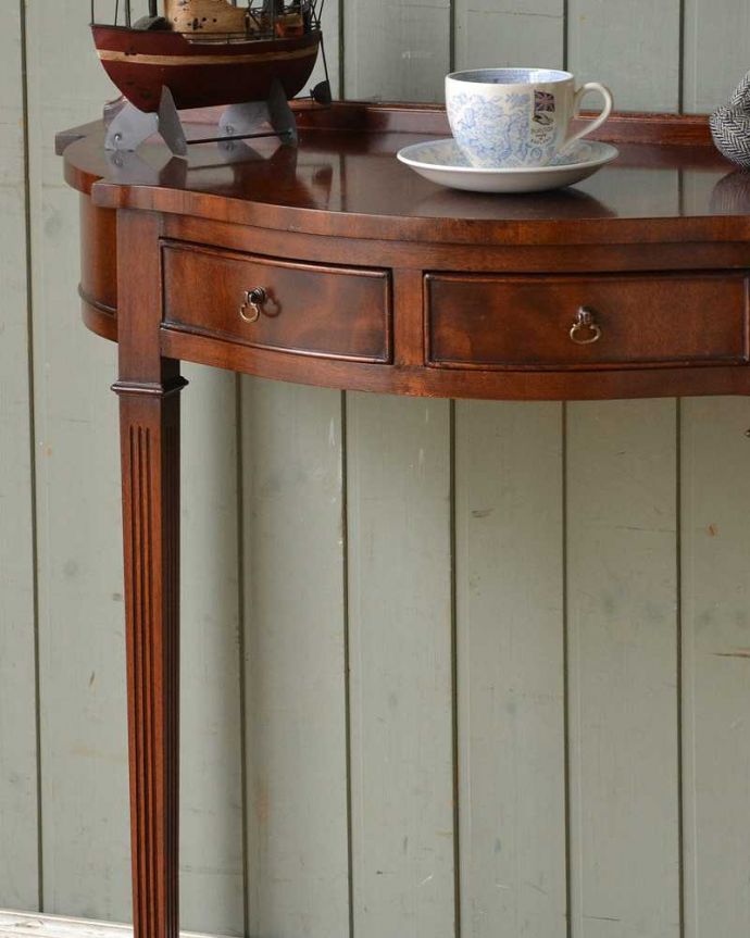 アンティークのテーブル アンティーク家具 空間を彩るハーフムーンのアンティーク家具、引き出し付きのコンソールテーブル。美しいデザインが印象的実用性を求めない見せ場を作ってくれるコンソールは、何より見た目が重要。(k-2081-f)