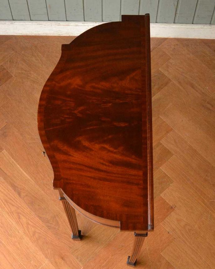 アンティークのテーブル アンティーク家具 空間を彩るハーフムーンのアンティーク家具、引き出し付きのコンソールテーブル。上から見ると半分のお月様が見えますハーフムーン(半月型)の天板には、何を置いても素敵に魅せてくれる力があります。(k-2081-f)