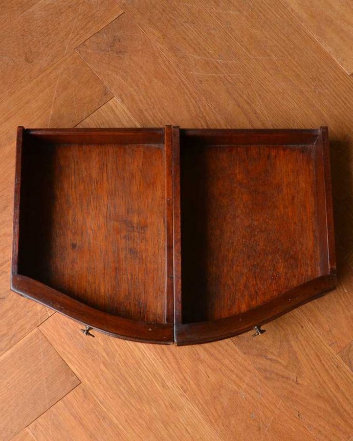 アンティークのテーブル アンティーク家具 空間を彩るハーフムーンのアンティーク家具、引き出し付きのコンソールテーブル。中身ももちろんキレイですちょっとした引き出しがあると、なんだか便利に使えちゃうんです。(k-2081-f)