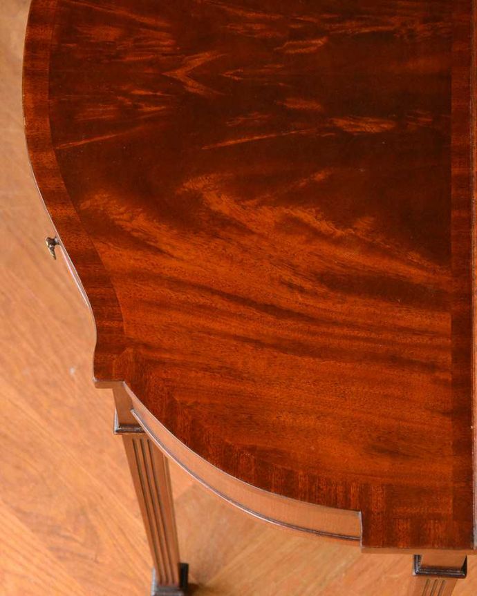 アンティークのテーブル アンティーク家具 空間を彩るハーフムーンのアンティーク家具、引き出し付きのコンソールテーブル。修復には自信がありますHandleでは専門の職人が修復する際、古い塗装を剥離してキレイにお直ししています。(k-2081-f)