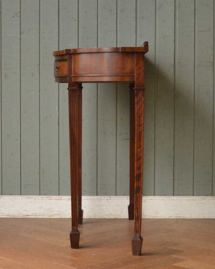 アンティークのテーブル アンティーク家具 空間を彩るハーフムーンのアンティーク家具、引き出し付きのコンソールテーブル。グルっと180度。(k-2081-f)