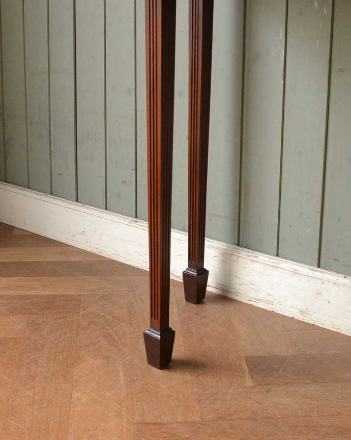 アンティークのテーブル アンティーク家具 空間を彩るハーフムーンのアンティーク家具、引き出し付きのコンソールテーブル。持ち上げなくても移動できます!Handleのアンティークは、脚の裏にフェルトキーパーをお付けしていますので、床を滑らせてれば女性1人でも移動が簡単です。(k-2081-f)