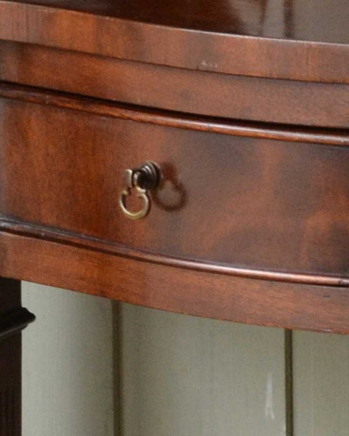 アンティークのテーブル アンティーク家具 空間を彩るハーフムーンのアンティーク家具、引き出し付きのコンソールテーブル。取っ手にもアンティークらしさアンティークらしく上品な取っ手。(k-2081-f)