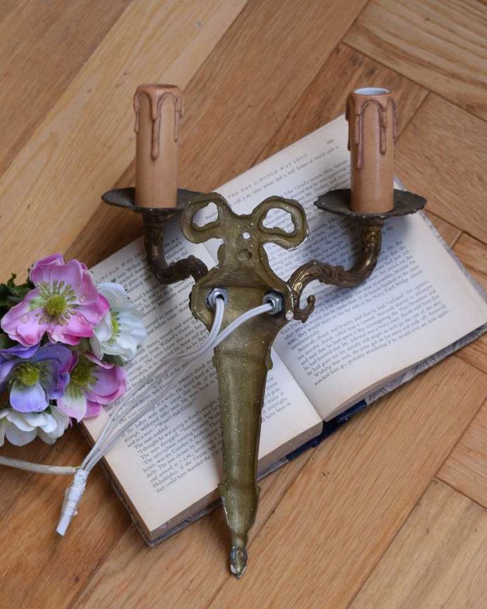 壁付けブラケット　照明・ライティング　リボンの装飾が付いた、アンティークのウォールブラケット(2灯)（E17シャンデリア球付）。直結タイプでお届けします日本仕様で配線しました。(k-2081-z)