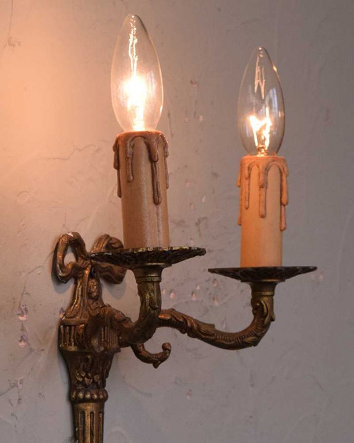 壁付けブラケット　照明・ライティング　リボンの装飾が付いた、アンティークのウォールブラケット(2灯)（E17シャンデリア球付）。夜のお部屋をドラマティックに･･･壁を照らすとお部屋がなんだかステキに見えてきます。(k-2081-z)