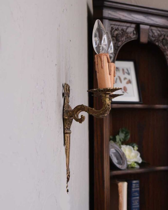 壁付けブラケット　照明・ライティング　リボンの装飾が付いた、アンティークのウォールブラケット(2灯)（E17シャンデリア球付）。横から見ると･･･壁を彩るシャンデリアは横から見てもステキです。(k-2081-z)