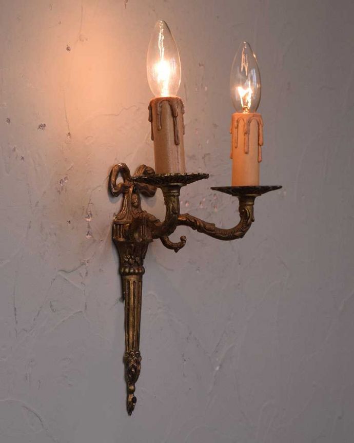 壁付けブラケット　照明・ライティング　リボンの装飾が付いた、アンティークのウォールブラケット(2灯)（E17シャンデリア球付）。LEDも使えます口金は100Wまで対応可能ですが、蝋管付きなので白熱球は40W以下がオススメです。(k-2081-z)