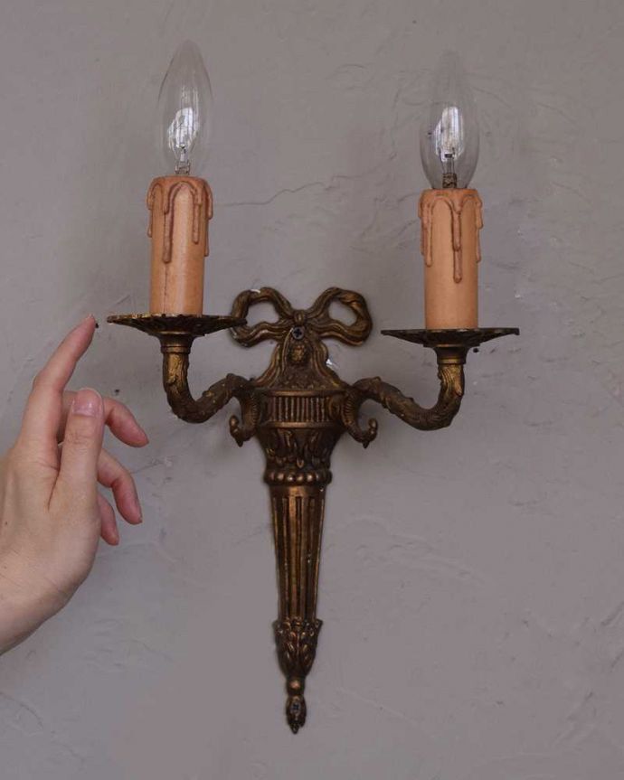 壁付けブラケット　照明・ライティング　リボンの装飾が付いた、アンティークのウォールブラケット(2灯)（E17シャンデリア球付）。壁のアクセサリーでお部屋をオシャレに大変身日本ではあまり使わない壁付けのシャンデリア。(k-2081-z)