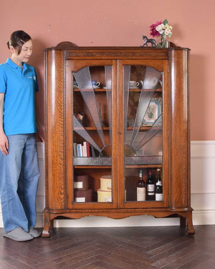 アンティークのキャビネット アンティーク家具 英国輸入のアンティーク家具、存在感たっぷりなオーク材のブックケース(ガラスキャビネット) 。ステンドグラスの扉が美しいキャビネット扉がステンドグラスになっているから、キャビネットとステンドグラスの両方を一気に手に入れることが出来ちゃうんです。(k-2082-f)