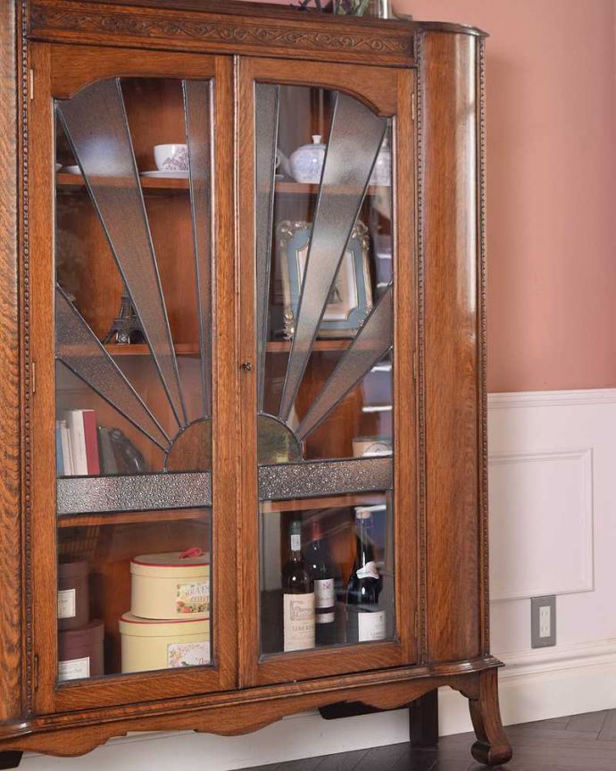 アンティークのキャビネット アンティーク家具 英国輸入のアンティーク家具、存在感たっぷりなオーク材のブックケース(ガラスキャビネット) 。まずはステンドグラスを楽しみましょう現代のように機械が発達していない時代に作られたステンドグラス。(k-2082-f)