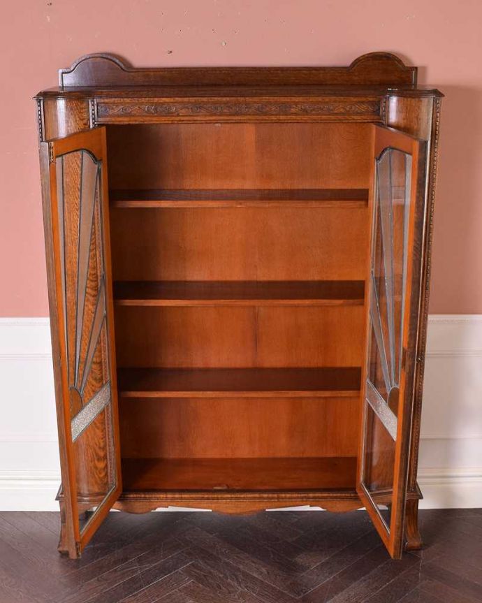 アンティークのキャビネット アンティーク家具 英国輸入のアンティーク家具、存在感たっぷりなオーク材のブックケース(ガラスキャビネット) 。扉を開けた内側はこんな感じですキャビネットの中も職人がしっかり修復したのでキレイです。(k-2082-f)