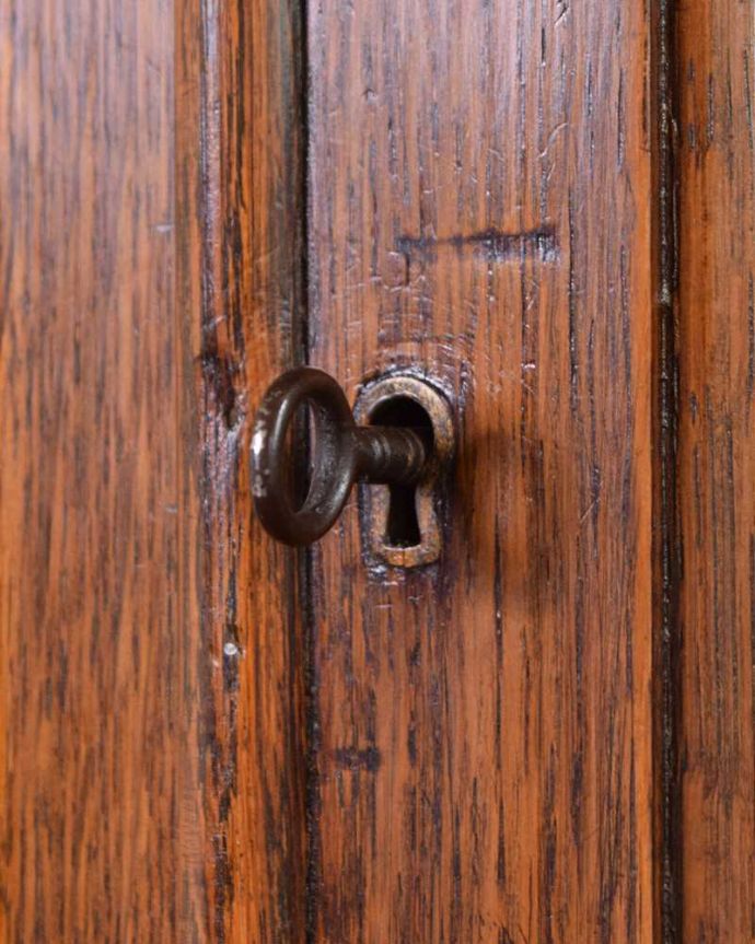 アンティークのキャビネット アンティーク家具 英国輸入のアンティーク家具、存在感たっぷりなオーク材のブックケース(ガラスキャビネット) 。小さなパーツにもこだわりが鍵ももちろんきちんと使えるように修復してあります。(k-2082-f)