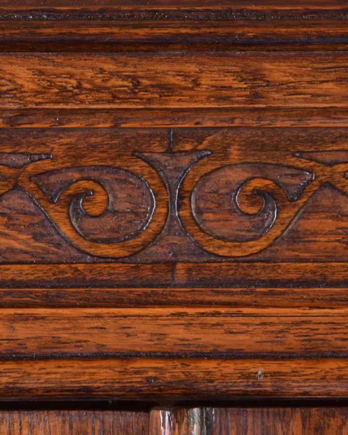 アンティークのキャビネット アンティーク家具 英国輸入のアンティーク家具、存在感たっぷりなオーク材のブックケース(ガラスキャビネット) 。いろんな場所で見えるこだわり彫のデザインもいろいろありますが、個人的に美しいと思える女性らしく優雅な彫を選んできました。(k-2082-f)